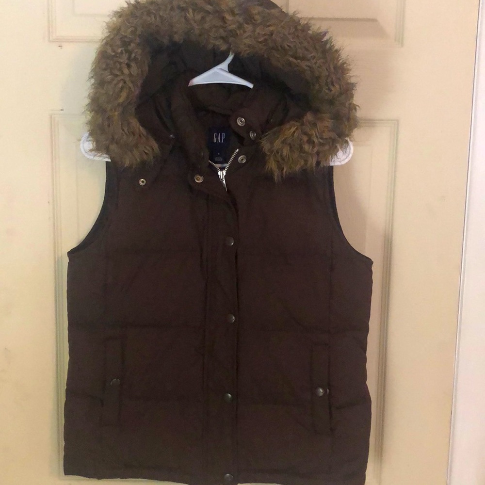 Gap brown puffer vest with faux fur hood. Size small.